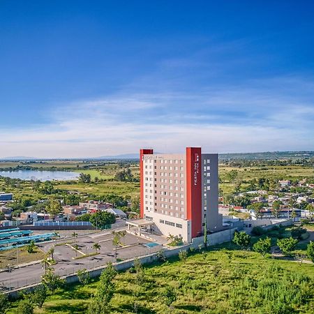 Fiesta Inn Suites Aeropuerto Del Bajio Silao Bagian luar foto