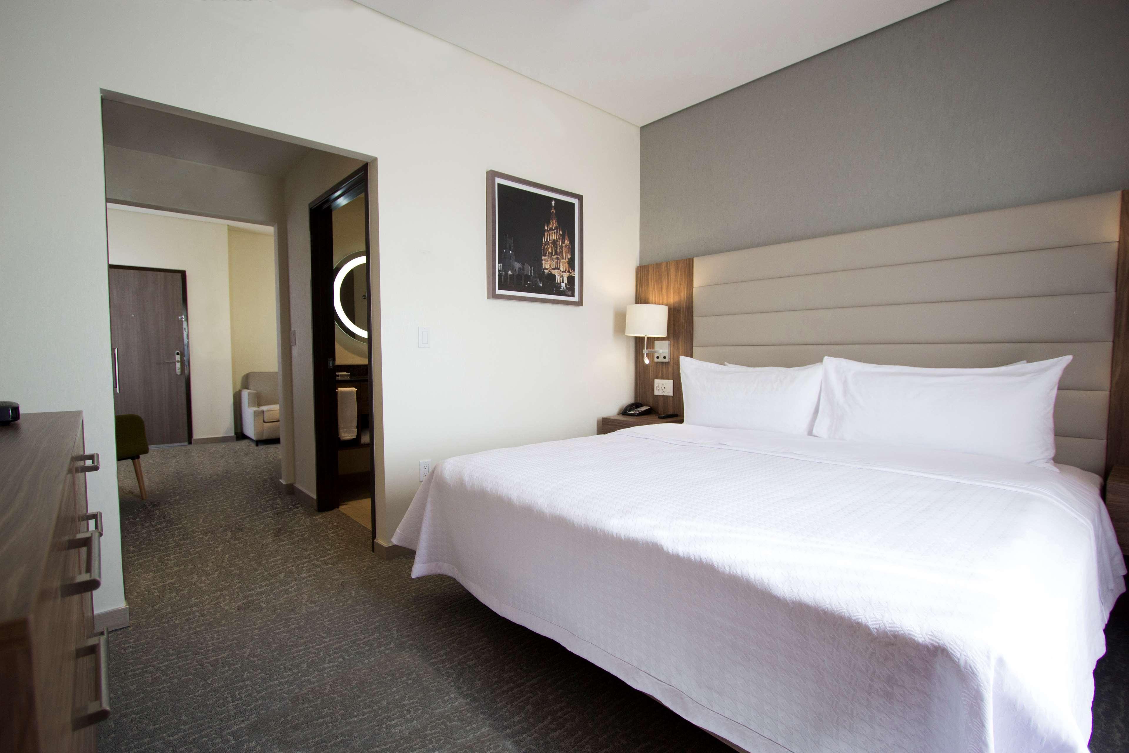 Fiesta Inn Suites Aeropuerto Del Bajio Silao Bagian luar foto
