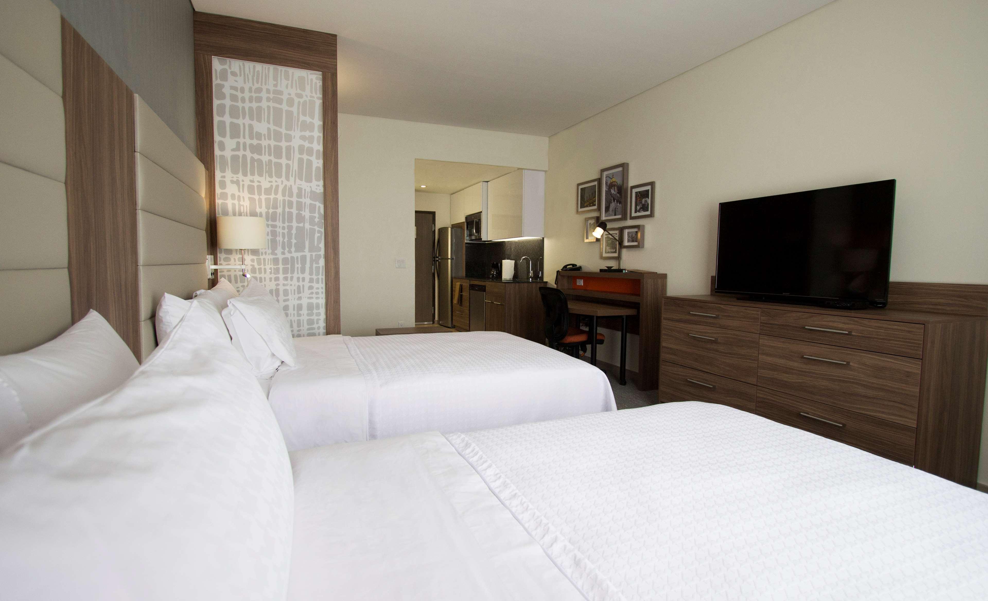 Fiesta Inn Suites Aeropuerto Del Bajio Silao Bagian luar foto