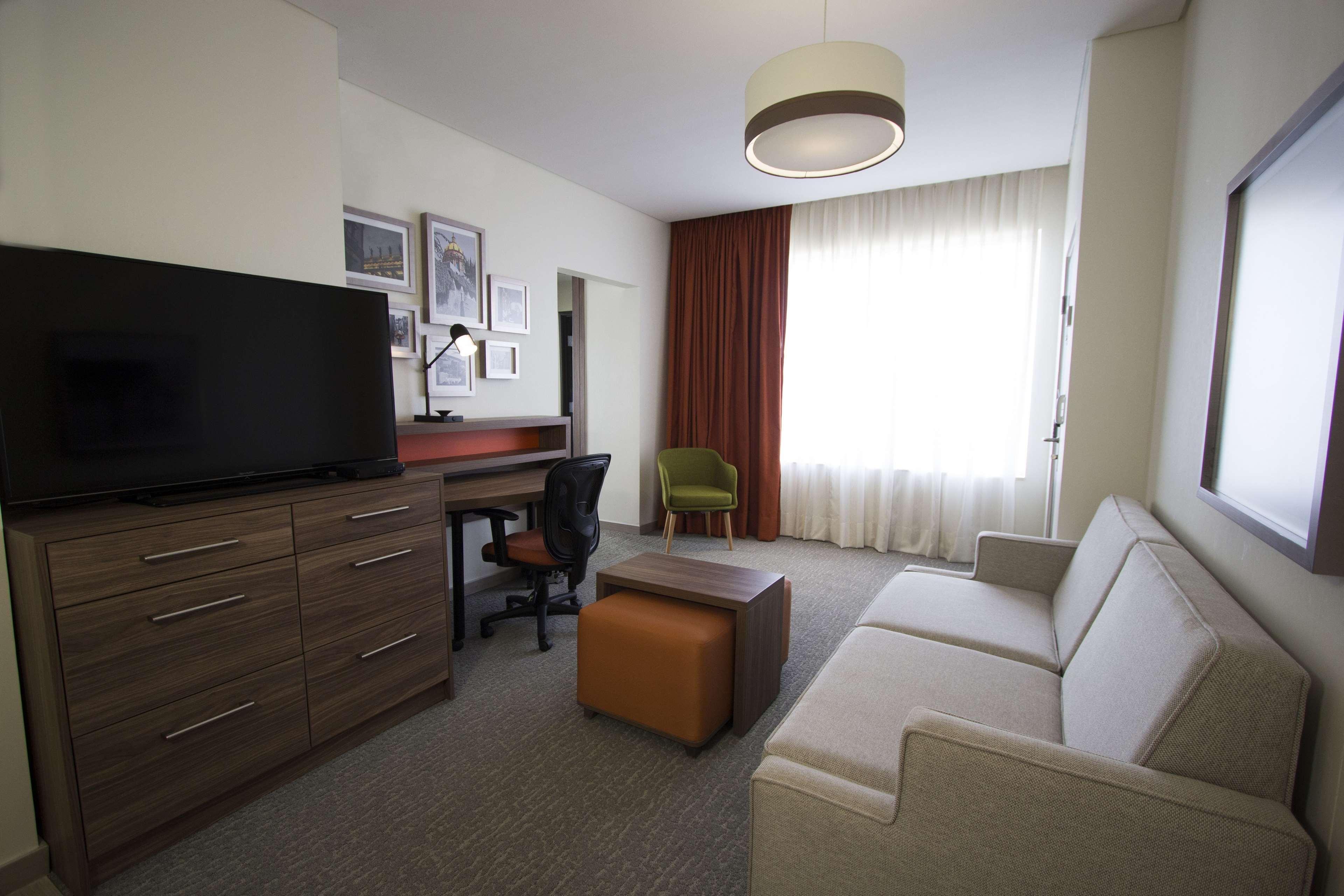 Fiesta Inn Suites Aeropuerto Del Bajio Silao Bagian luar foto