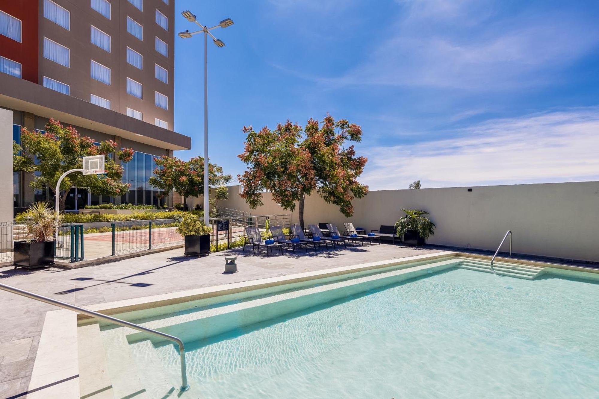 Fiesta Inn Suites Aeropuerto Del Bajio Silao Bagian luar foto