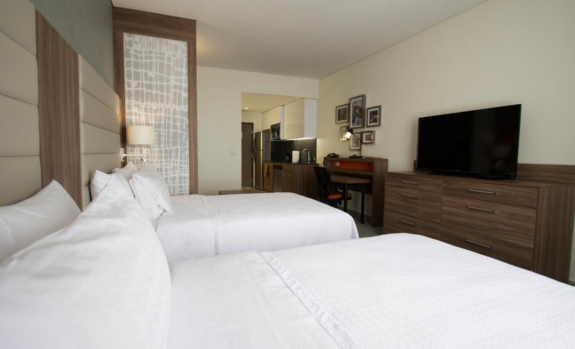Fiesta Inn Suites Aeropuerto Del Bajio Silao Bagian luar foto