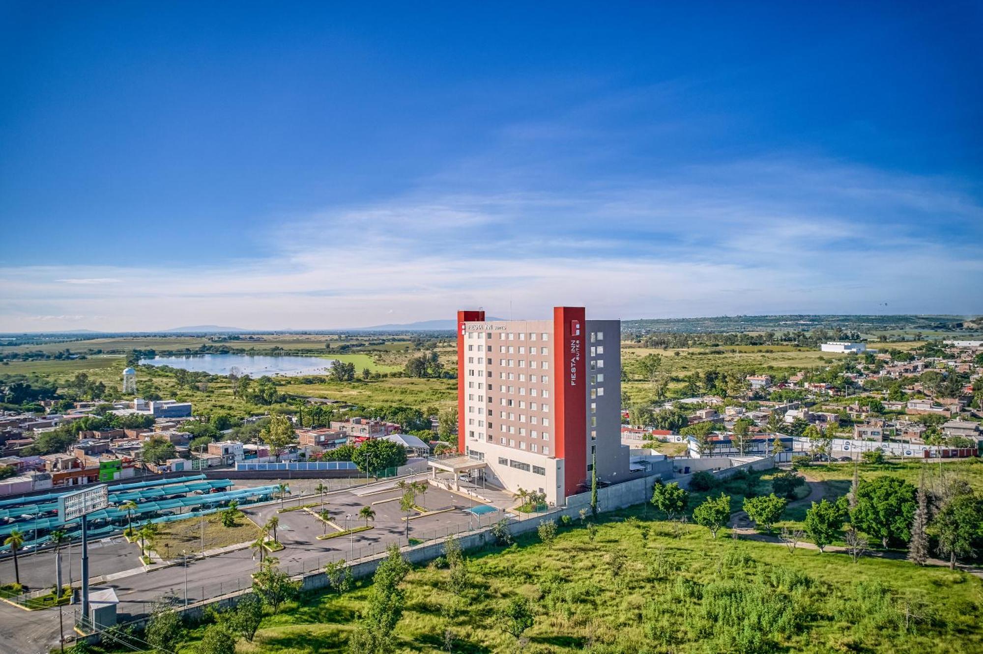 Fiesta Inn Suites Aeropuerto Del Bajio Silao Bagian luar foto