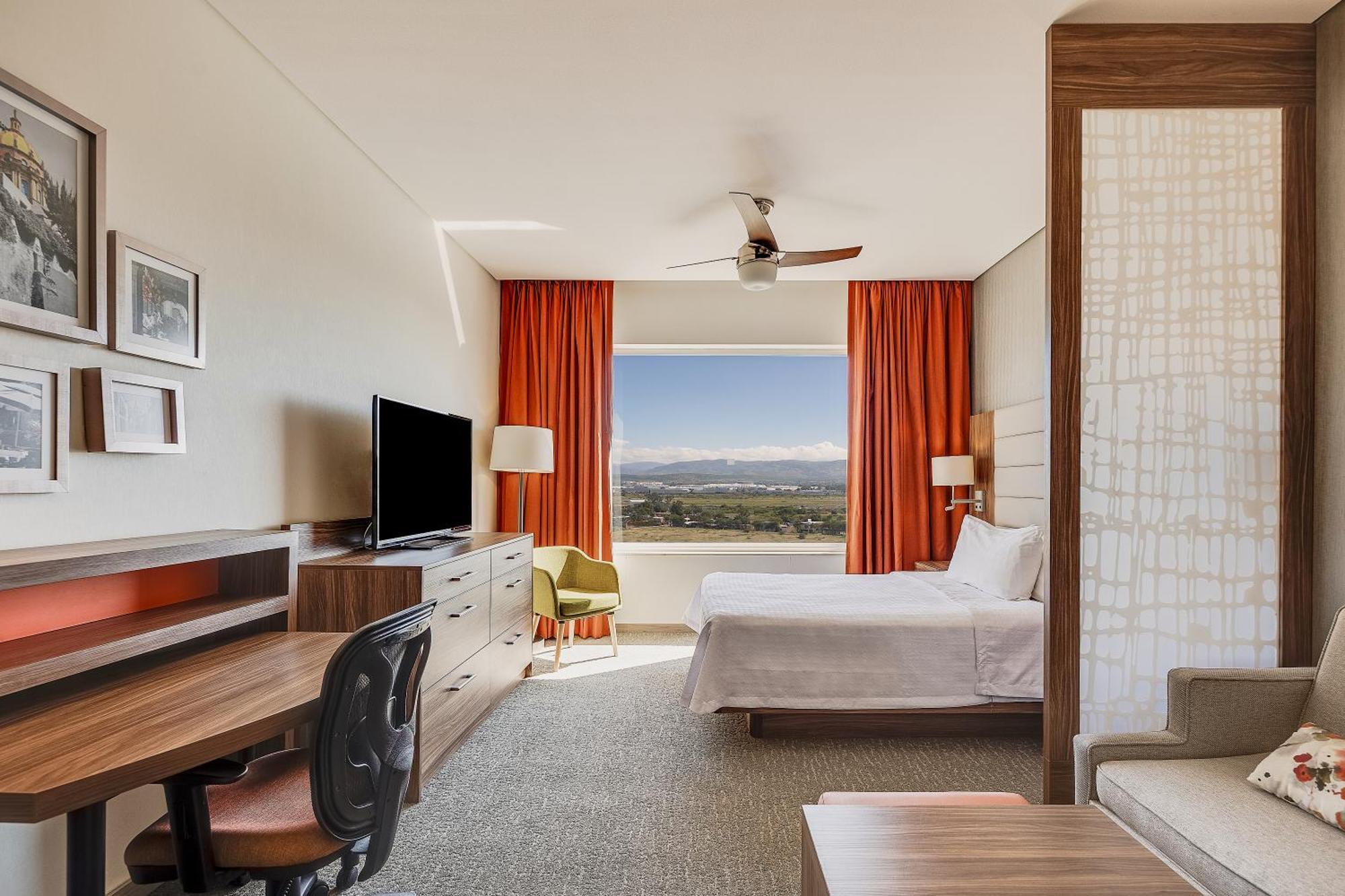 Fiesta Inn Suites Aeropuerto Del Bajio Silao Bagian luar foto