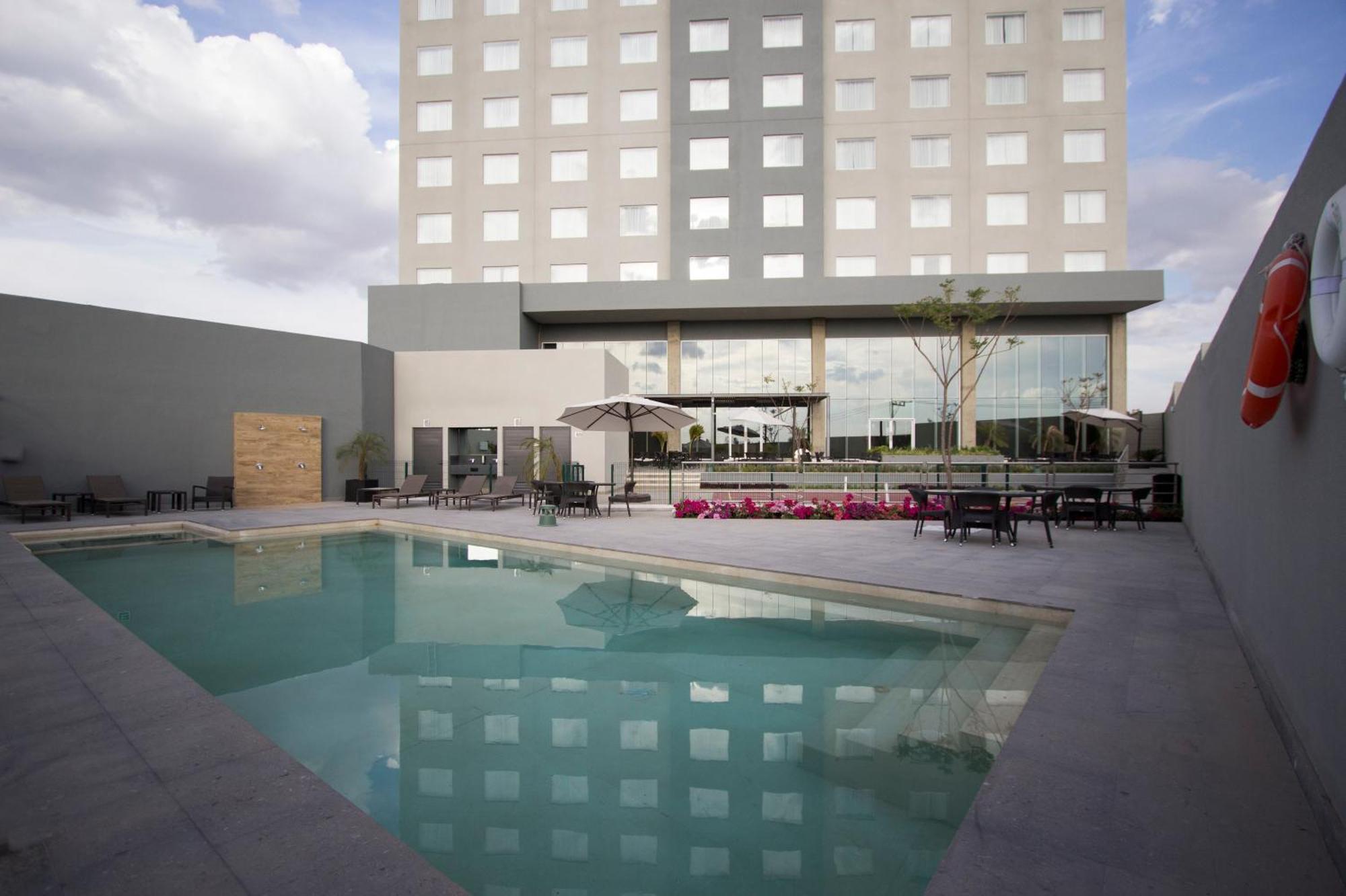 Fiesta Inn Suites Aeropuerto Del Bajio Silao Bagian luar foto