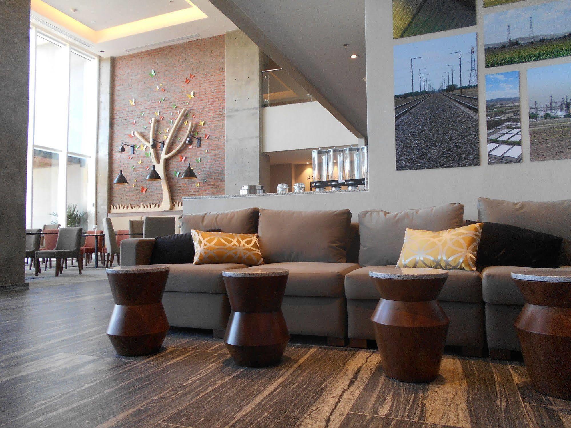 Fiesta Inn Suites Aeropuerto Del Bajio Silao Bagian luar foto